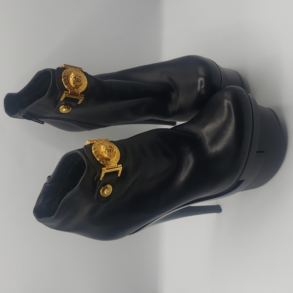 VERSACE BLACK LEATHER WITH GOLD JEWELRY SIZE 39 NEW CONDITION 100% AUTHENTIC - Picture 15 of 16